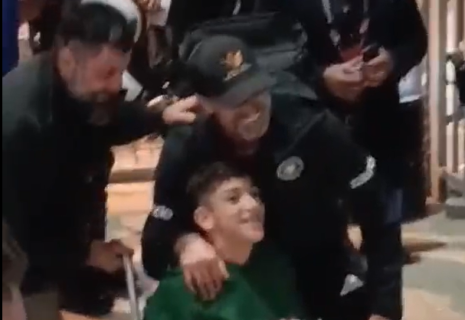 Υπέροχη κίνηση του Κλοπ, υπέγραψε αυτόγραφο στον Γιαννάκη και φωτογραφήθηκε μαζί του - Δείτε το video του Athletiko