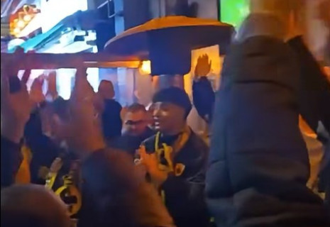 Το Λονδίνο στα κιτρινόμαυρα: Οι οπαδοί της ΑΕΚ έστησαν πάρτι σε παμπ πριν από τη Σαχτάρ (video)