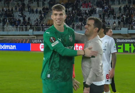 Υπέροχη στιγμή: Ο προπονητής της Λεβερκούζεν «υποκλίθηκε» στον Λίλο (video)