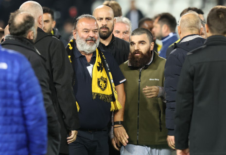 Ενταση στο φινάλε του ΠΑΟΚ-ΑΕΚ: Τα είπαν Ηλιόπουλος και Σαββίδης (video)