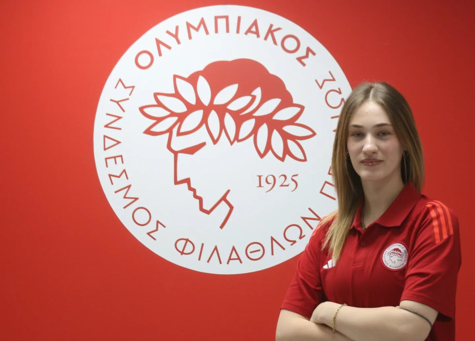 Η Ζαφειρίου υπέγραψε το πρώτο της επαγγελματικό συμβόλαιο με τον Ολυμπιακό