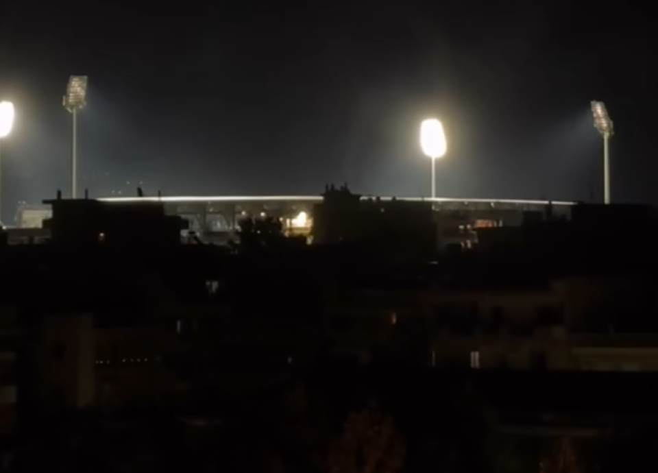 Ανατριχιαστικό βίντεο: Οι ιαχές έξω από την Τούμπα την ώρα του εθνικού μας ύμνου