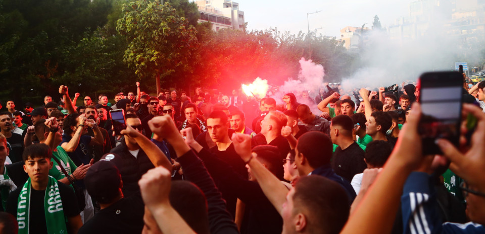 «Ντόπες» από 300 οπαδούς του Παναθηναϊκού έξω από το ξενοδοχείο της ομάδας πριν το ντέρμπι (video)