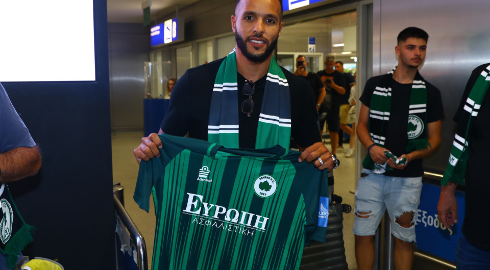 Πανικός για Ελ Αραμπί στο αεροδρόμιο - Το video του Athletiko με την υποδοχή από φίλους της Μαρκό