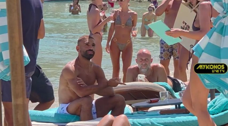 Ο Σαλάχ απολαμβάνει τις διακοπές του στη Μύκονο και χαλαρώνει σε γνωστή παραλία (video)