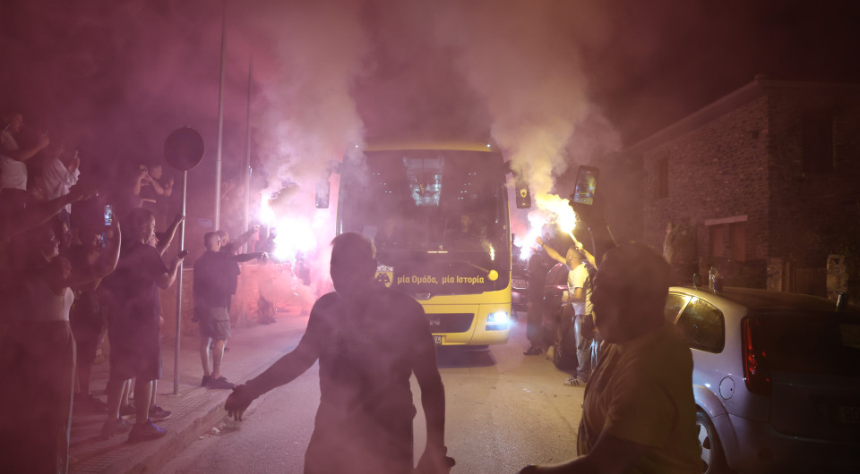 Τα «κλικ» από τη τρομερή υποδοχή των οπαδών της ΑΕΚ στην αποστολή στο Βόλο