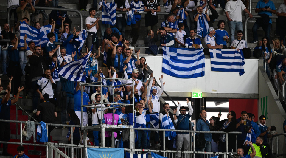 Παροξυσμός - Πάνω από 5.000 Ελληνες στο ματς της Εθνικής με τη Γερμανία
