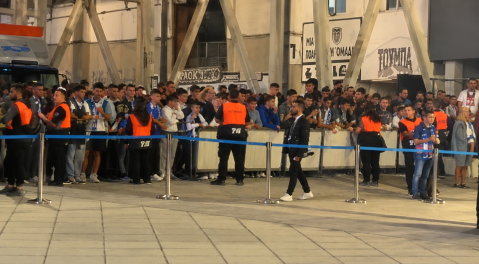 Πανικός στην άφιξη της Εθνικής - Ουρές δύο ώρες πριν το ματς με τη Γερμανία (video)