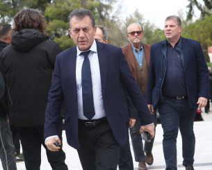 Ο Βρούτσης επέστρεψε εσπευσμένα στην Αθήνα λόγω του πολύνεκρου τροχαίου στη Ρουμανία
