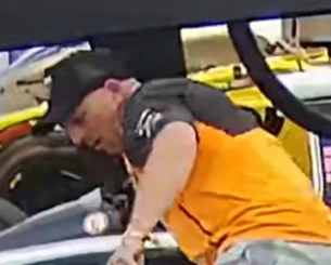 Άνδρας έκλεψε τιμόνι από μονοθέσιο της Formula 1, φορώντας μπλούζα McLaren (video)