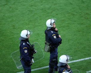 Απίστευτο: Συνελήφθη πατέρας που προμήθευε φωτοβολίδες τον ανήλικο γιο του