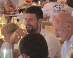 Συνεχίζει τις διακοπές του στην Ελλάδα ο Τζόκοβιτς - Δείπνησε σε γνωστό εστιατόριο στην Πάρο (video)