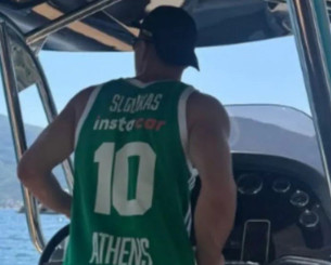 O Νέντοβιτς στις καλοκαιρινές του διακοπές με φανέλα του Κώστα Σλούκα από τον Παναθηναϊκό