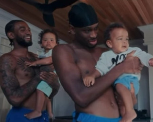 Δύο ξαδέλφια NBAers μεγαλώνουν μαζί τα παιδιά τους (video)