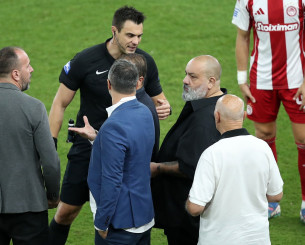 Πρόβλημα με το VAR στο Καραϊσκάκη: «Δεν ακούω τίποτα» έλεγε ο Κατσικογιάννης