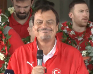 Ξέσπασε σε κλάματα ο Αταμάν κατά τη διάρκεια της υποδοχής της αποστολής της Τουρκίας (video)