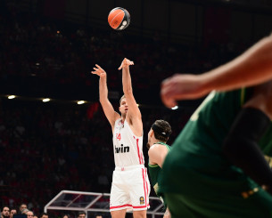 Το buzzer beater του Βεζένκοφ στο ημίχρονο του Ολυμπιακός - Παναθηναϊκός (video)