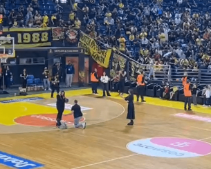 Ζευγάρι πήγε στο Αλεξάνδρειο για να δει μπάσκετ και... έφυγε παντρεμένο (photo)