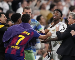 Χαμός στο Clasico: Σύρραξη ανάμεσα στους ποδοσφαιριστές της Ρεάλ και της Μπαρτσελόνα (video)