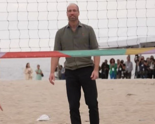Ο Πρίγκιπας της Ουαλίας έπαιξε beach volley στη Βραζιλία (video)