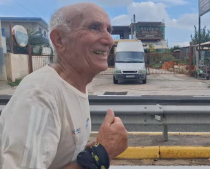 «Δεν έχω καπνίσει ποτέ, πίνω λίγο τσίπουρο για φάρμακο» - Ο 88χρονος που έτρεξε στον Μαραθώνιο