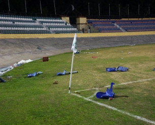 Γήπεδο στη Ρόδο έγινε «πεδίο μάχης» - Οπαδοί επιτέθηκαν σε παίκτες!