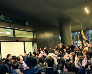 Υπέροχος ο κόσμος του ΠΑΟΚ, εκπληκτική υποδοχή στο «Μακεδονία» για την πρόκριση στον τελικό (vids)