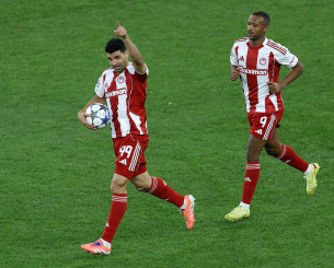 Ο Ταρέμι με επιβλητική κεφαλιά μειώνει σε 2-3 για τον Ολυμπιακό (video)