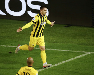 Marca για τη νίκη της ΑΕΚ: «Με χατ τρικ του στρατιώτη Γιόβιτς κέρδισε τον Παναθηναϊκό του Μπενίτεθ»