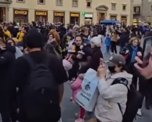 Πάρτι των οπαδών της ΑΕΚ στους δρόμους της Φλωρεντίας (video)