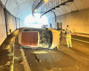 Στιγμές σοκ για την Πηγή Δεβετζή: Ενεπλάκη σε τροχαίο, ανετράπη το αυτοκίνητό της (video)