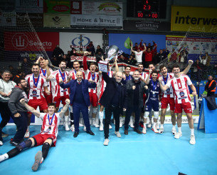 Η στιγμή της απονομής του Super Cup στον Ολυμπιακό (video)