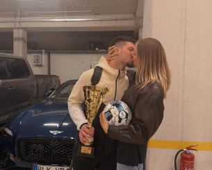 Το «καυτό» φιλί της γυναίκας του Γιόβιτς μετά το 4-0 της ΑΕΚ με τον Παναθηναϊκό (photo)
