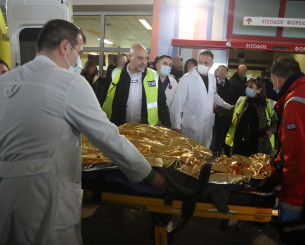 Στο νοσοκομείο Παπαγεωργίου οι δύο τραυματίες οπαδοί του ΠΑΟΚ - Απογειώθηκε το C130 που θα μεταφέρει τις σορούς των επτά