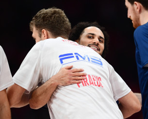 36 βραβεία MVP σε μία φωτογραφία: Βεζένκοφ και Λάρκιν τα... είπαν πριν το Εφές - Ολυμπιακός
