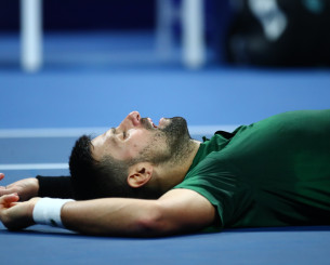 Απολαυστικός Τζόκοβιτς στο Roland Garros - O απίστευτος πόντος, η ένταση με τους οπαδούς και ο... Μάικλ Τζάκσον (video)