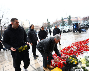Στην Τούμπα αντιπροσωπεία της ΚΑΕ Άρης για να τιμήσει τη μνήμη των οπαδών του ΠΑΟΚ (photos)