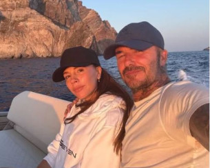 Δεν περιμέναμε να το δούμε από τον Ντέιβιντ Μπέκαμ - Η Βικτόρια τον... ξεμπρόστιασε για την συνήθειά του στον ύπνο (photo)