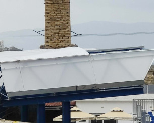 Αποκολλήθηκε τμήμα στεγάστρου στο γήπεδο Ερμούπολης λόγω δυνατού αέρα
