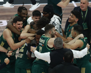 Όλοι ένα «κουβάρι»: Οι πανηγυρισμοί των παικτών του Παναθηναϊκού στο σουτ νίκης του Γκραντ (video, photos)