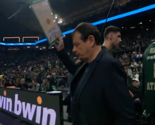 Έξαλλος ο Αταμάν πέταξε το πινακάκι του στο glass floor (video)