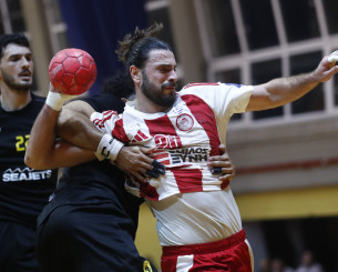 Ο Ολυμπιακός ένα βαθμό από την κορυφή στη Handball Premier μετά το ντέρμπι με την ΑΕΚ