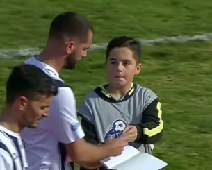 Τρομερή στιγμή: Ένα ball boy εισέβαλλε στο γήπεδο του Αστέρα και πήρε αυτόγραφα από τους παίκτες του Ηρακλή (video)