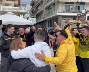Κιτρινόμαυρη «απόβαση» στον Βόλο – Χιλιάδες φίλοι της ΑΕΚ μετέτρεψαν σε κερκίδα τα καταστήματα της παραλιακής (video)