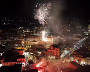 Πάρτι στην πλατεία της Καλαμάτας - Παίκτες και κόσμος τραγουδούν: «Ερχόμαστε, μαύρη ολέ, ολέ, ολέ»! (videos, photos)