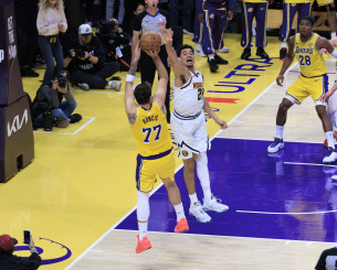 Με buzzer beater του Ντόντσιτς οι Λέικερς, συνεχίζουν το σερί τους οι Μάτζικ