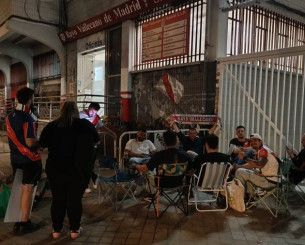 Οπαδοί της Ράγιο περίμεναν από τα μεσάνυχτα για να εξασφαλίσουν ένα εισιτήριο για τη ρεβάνς με την ΑΕΚ (photo)