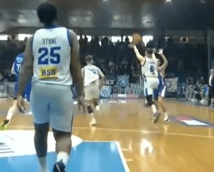 Aπίστευτο buzzer beater του Τσιακμά από τη μέση του γηπέδου (video)