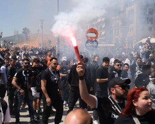 «Ασπρόμαυρη» η παραλία του Βόλου από φίλους του ΠΑΟΚ και του ΟΦΗ (photos)