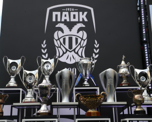 Τα τρόπαια του ΠΑΟΚ στην «Αριστοτέλους» - Γεμίζει από νωρίς η πλατεία για τα 100 χρόνια